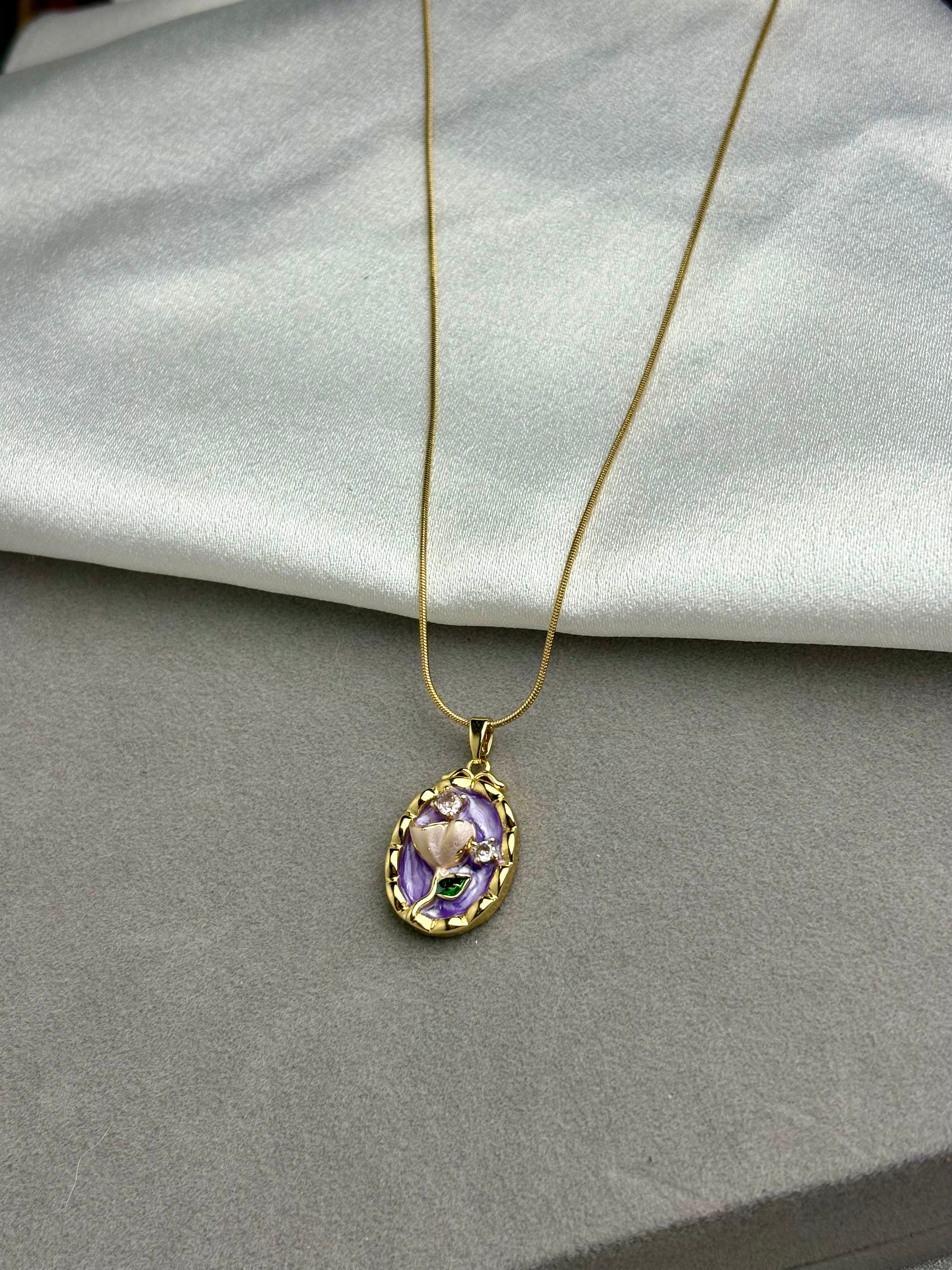 Oval Daisy Necklace
