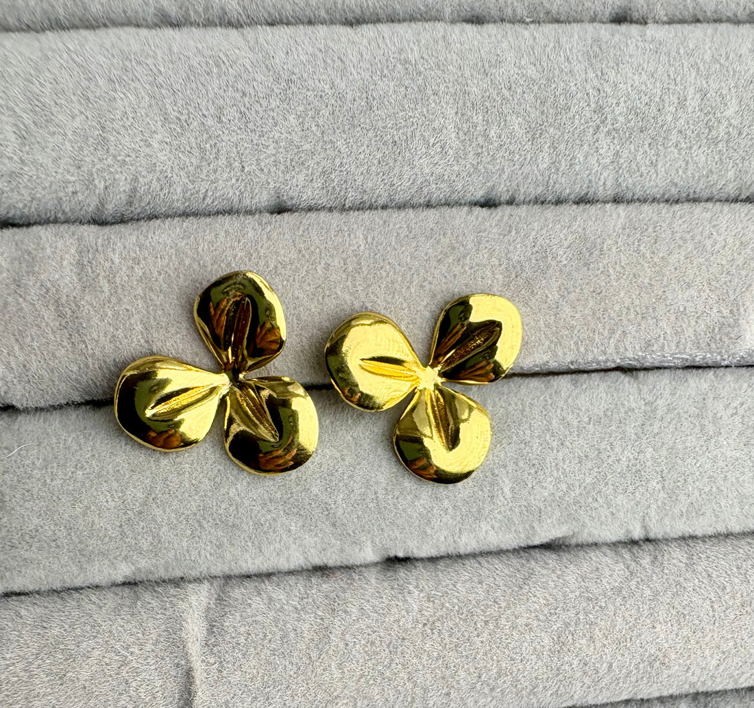 Dainty Clover Stud