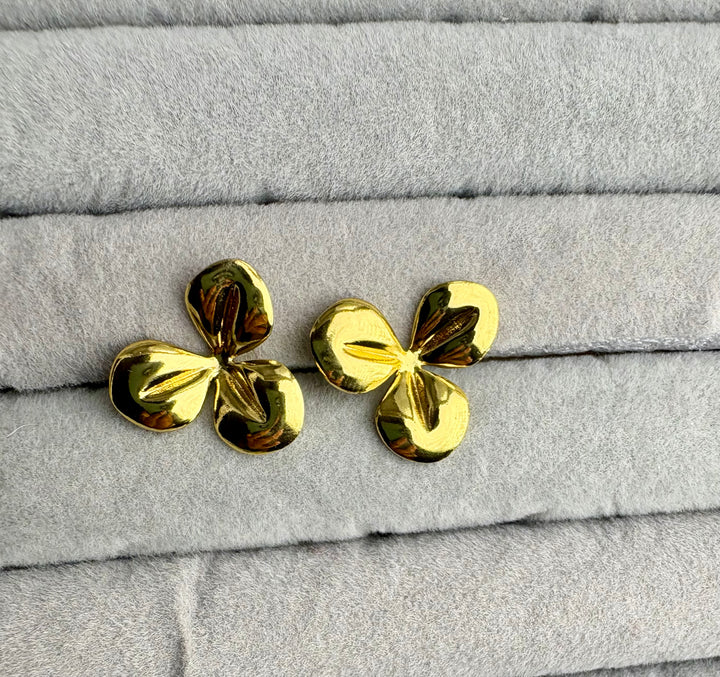 Dainty Clover Stud