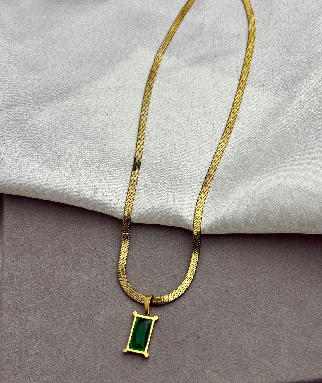 Classic emerald chain
