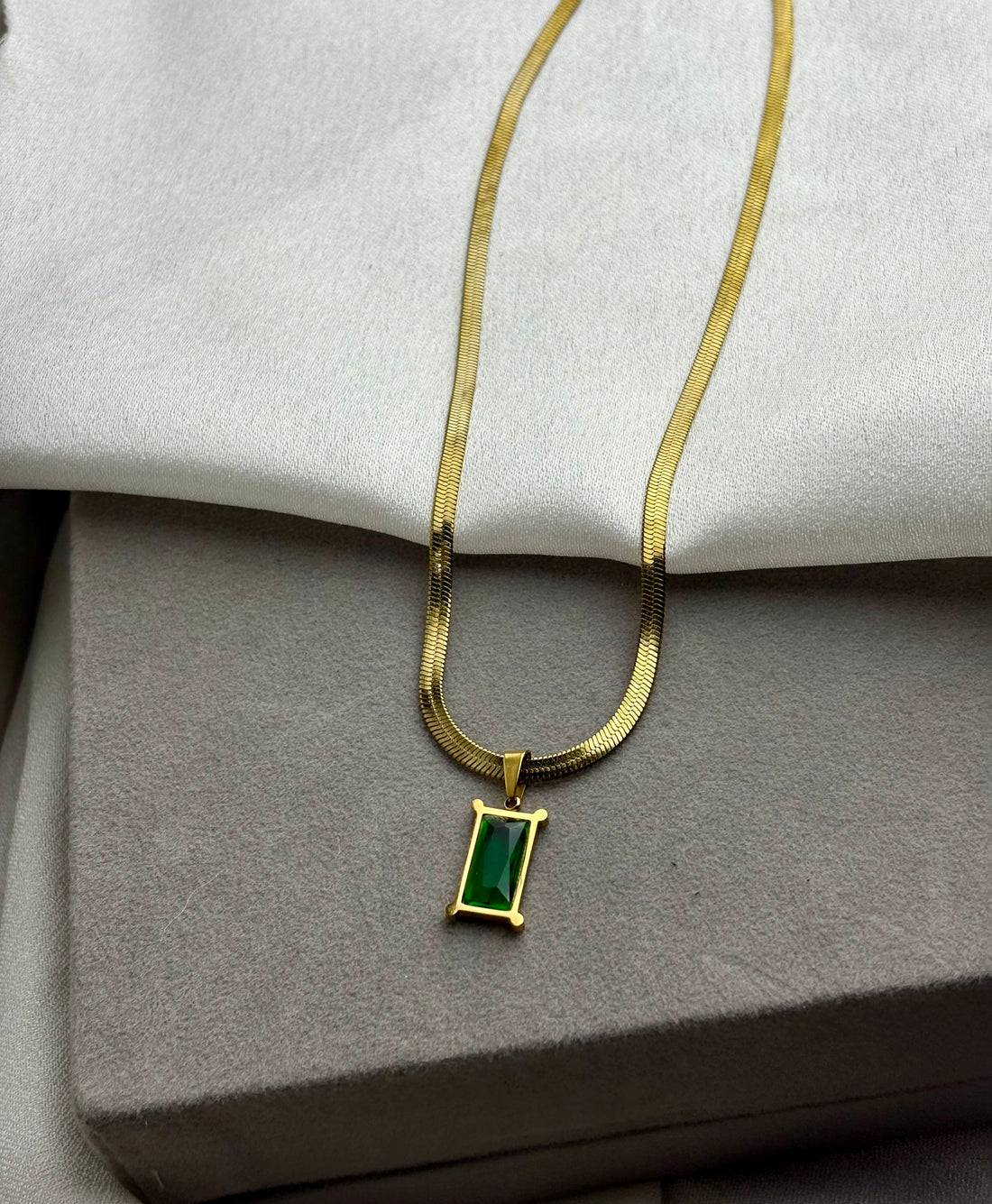 Classic emerald chain