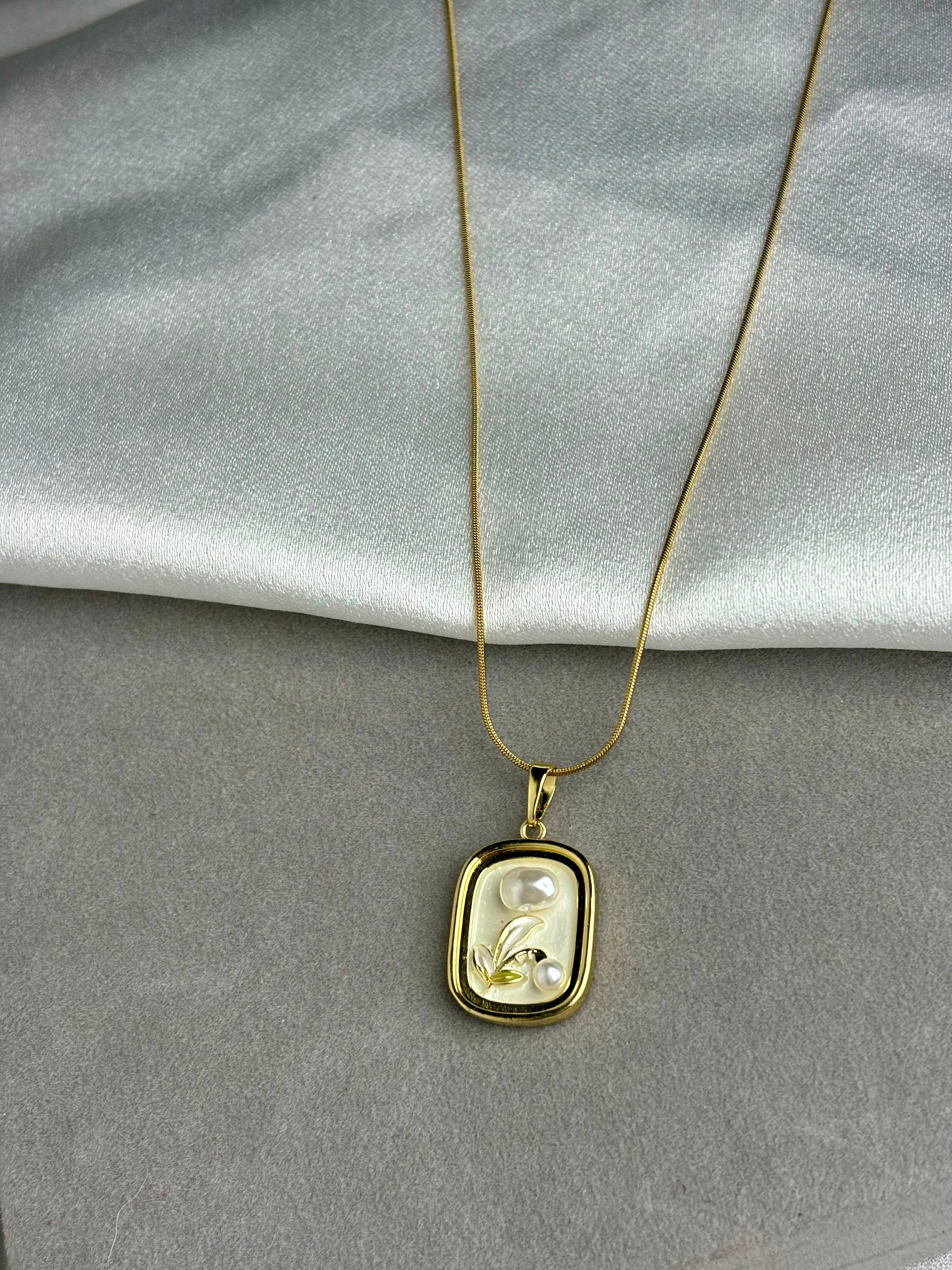 Tulip Petal Edge Necklace