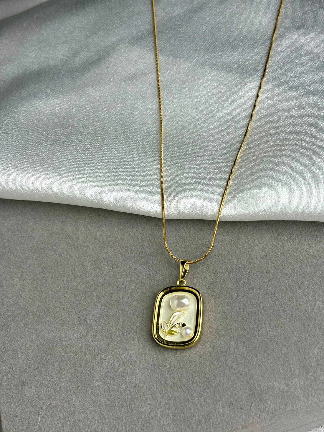 Tulip Petal Edge Necklace