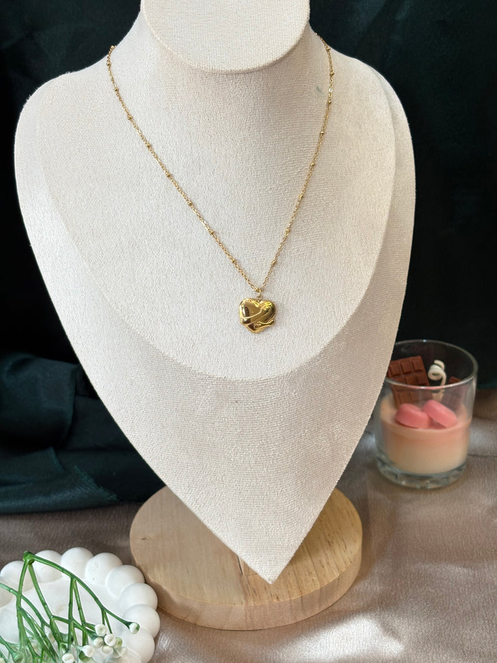 Hugging Arms Necklace